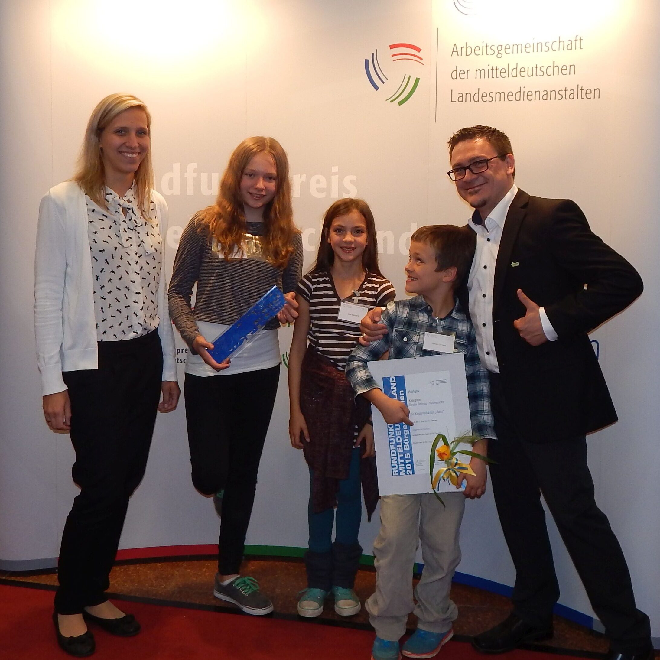 Preisverleihung Mitteldeutscher Rundfunkpreis 2015. Im Bild drei PreisträgerInnen zusammen mit den Medienpädagogen Norma Kux und Sebastian Steger.